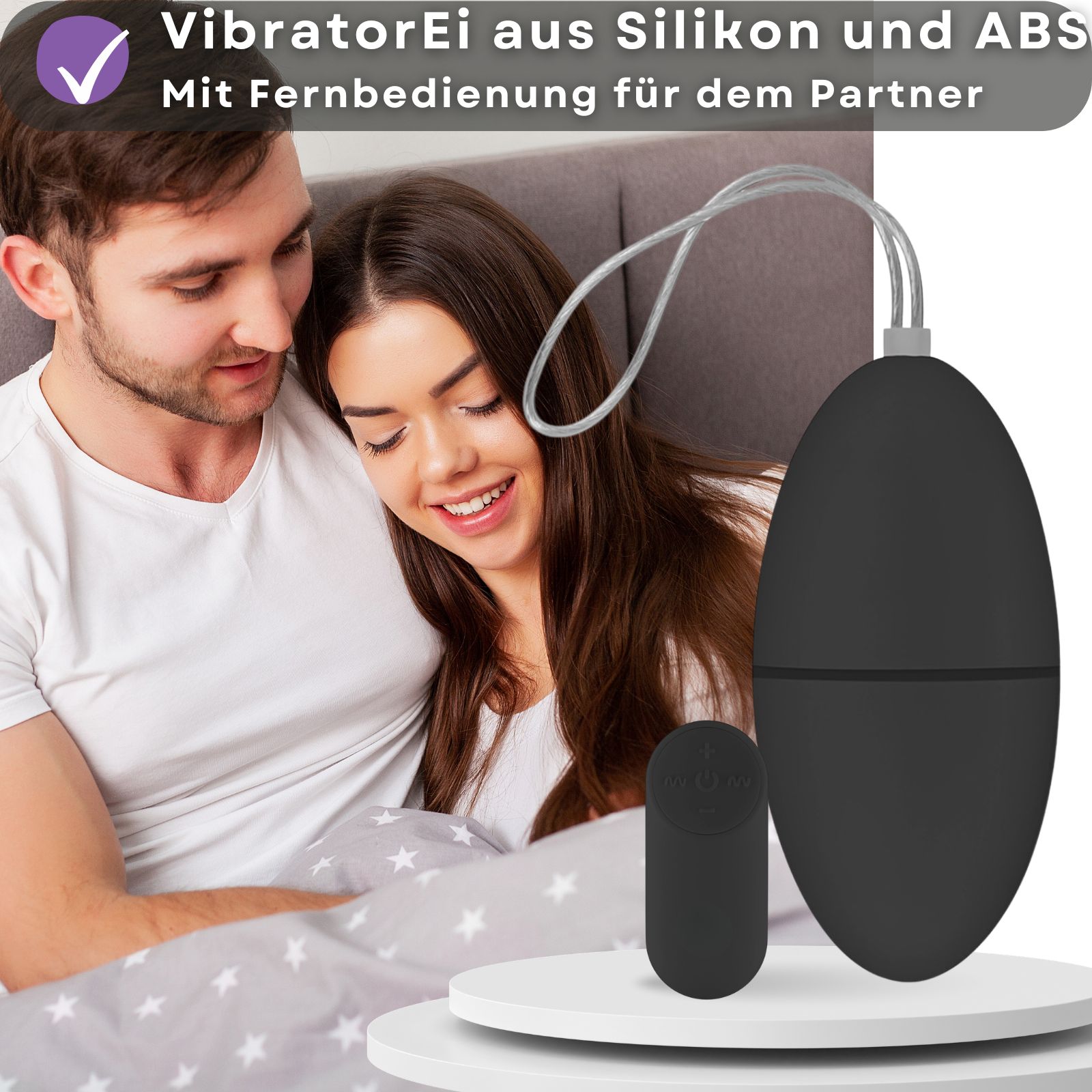 Paar im Bett. Schwarzer Ei-Vibrator und Fernbedienung. Text über Material, Fernbedienung.