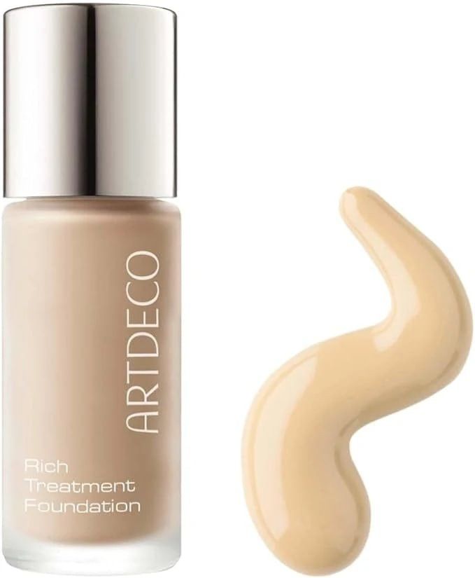 Artdeco Rich Treatment Foundation Flasche und Produktprobe. Flasche mit silbernem Deckel, Schriftzug. Probe in Wellenform.