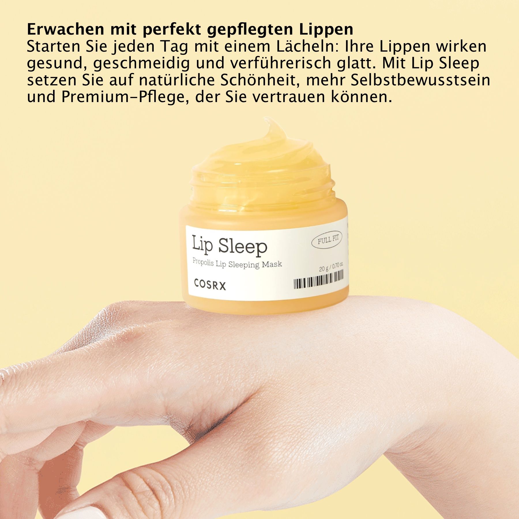 Glas COSRX Lip Sleep Propolis Sleeping Mask. Gelbe Creme. Hand hält das Glas. Text mit Produktnamen und Marke.