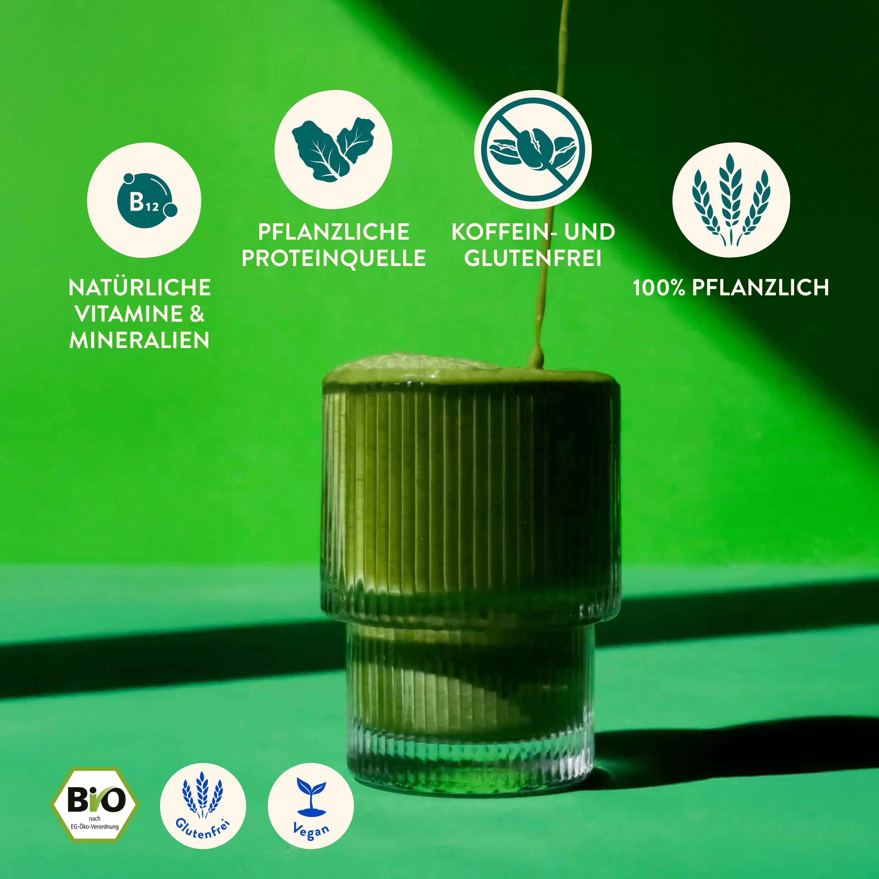 Glas mit grünem Getränk. Logos: B12, pflanzliche Proteinquelle, koffein- und glutenfrei, 100% pflanzlich. Grüner Hintergrund.