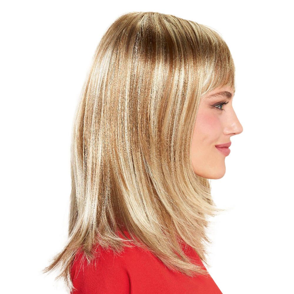 Perücke Luana, Sandmix gesträhnt. Blondes Haar mit Pony, Seitenansicht. Frau mit rotem Oberteil.