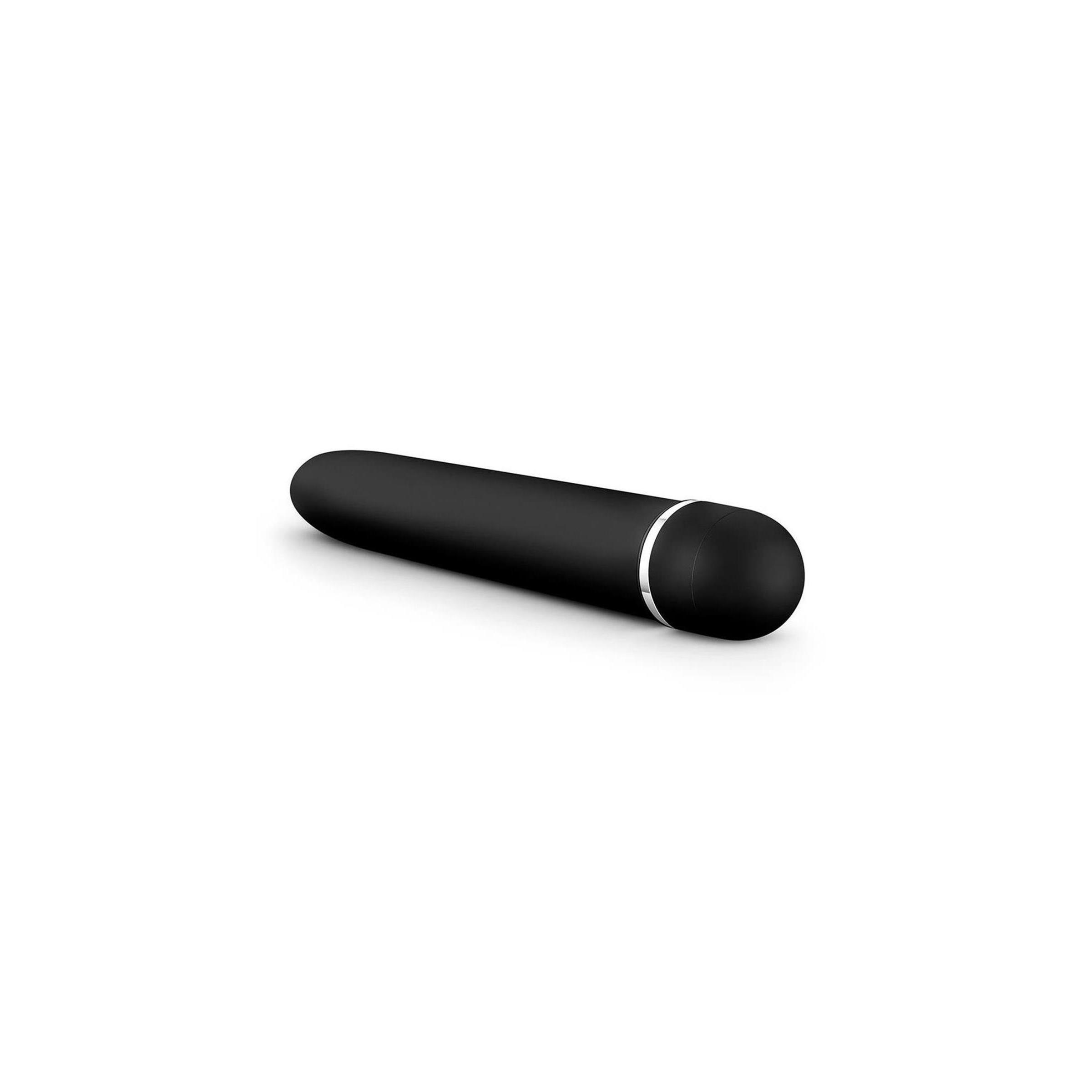 Schwarzer Vibrator mit silbernem Akzent am Kopf. Zylindrische Form, leicht gebogen. Auf weißem Hintergrund.