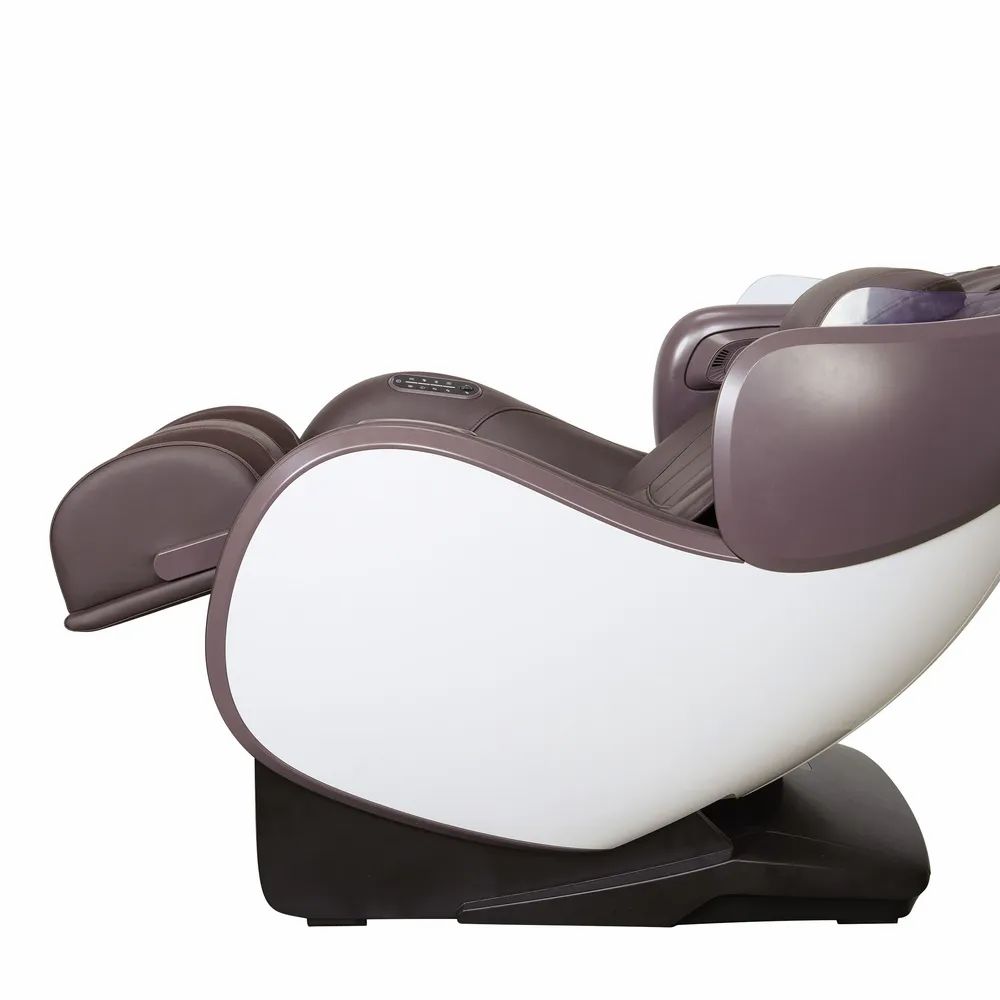 Massagesessel, braunes Leder, weißes Gehäuse, Fußstütze. Nahaufnahme.