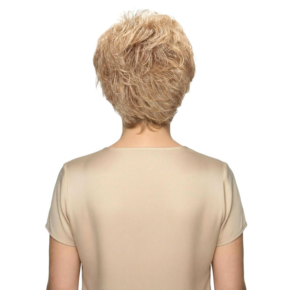 Kurzhaarperücke mit blond-braunen Strähnen. Frau mit beigem Oberteil. Rückansicht.