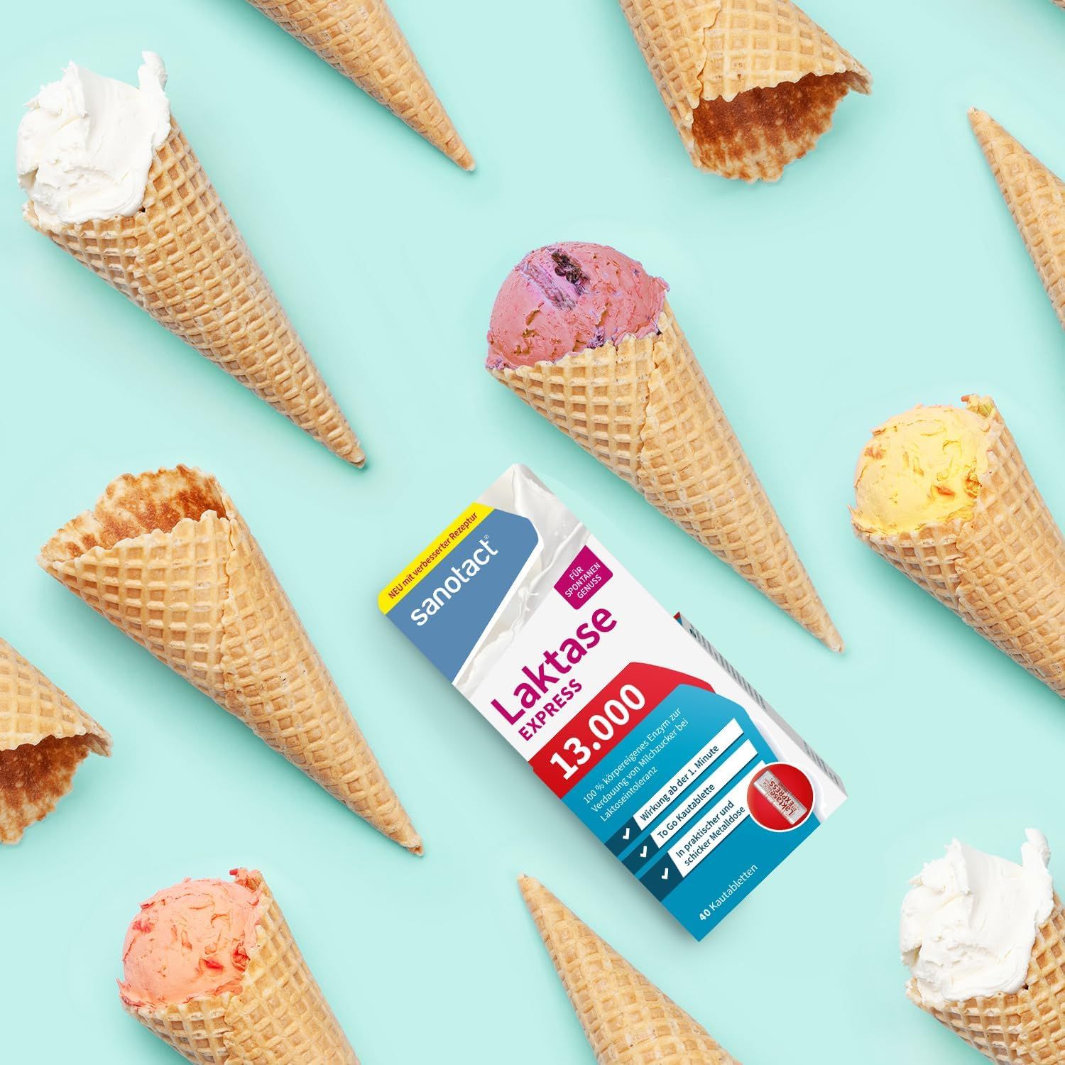 Packung sanotact Laktase 13.000 EXPRESS zwischen Eiswaffeln auf blauem Hintergrund. Produktinformationen deutlich sichtbar.