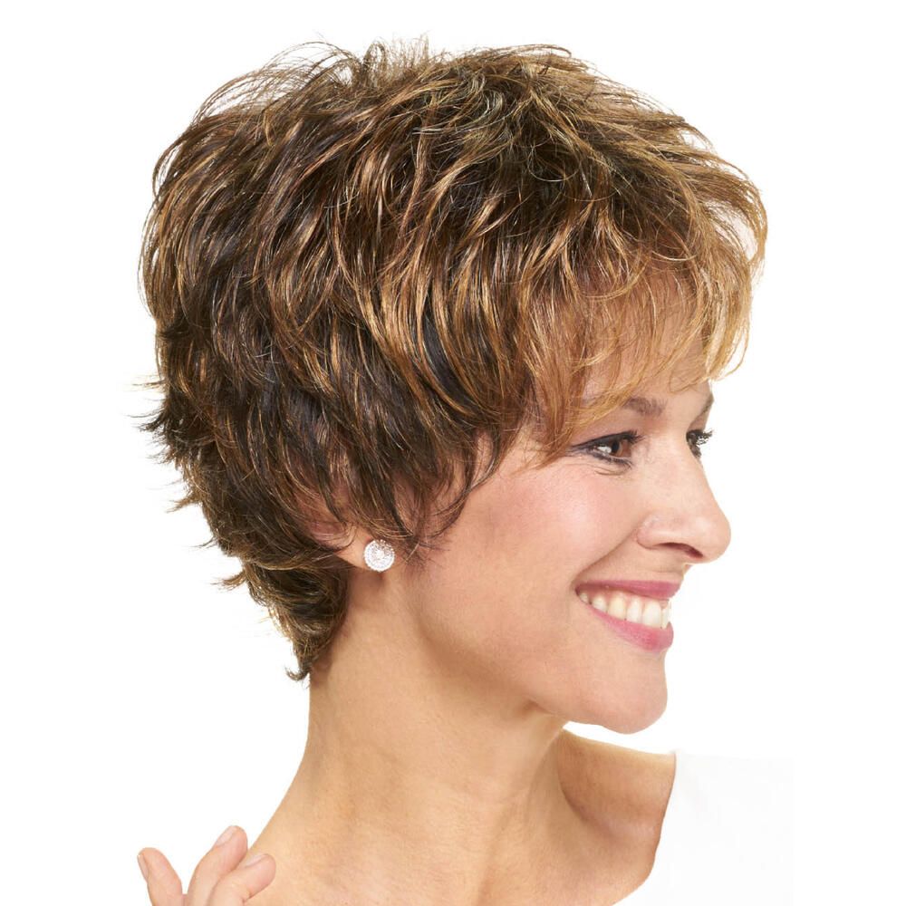 Kurzhaarperücke mit braunen und blonden Strähnen. Seitenansicht einer lächelnden Frau.