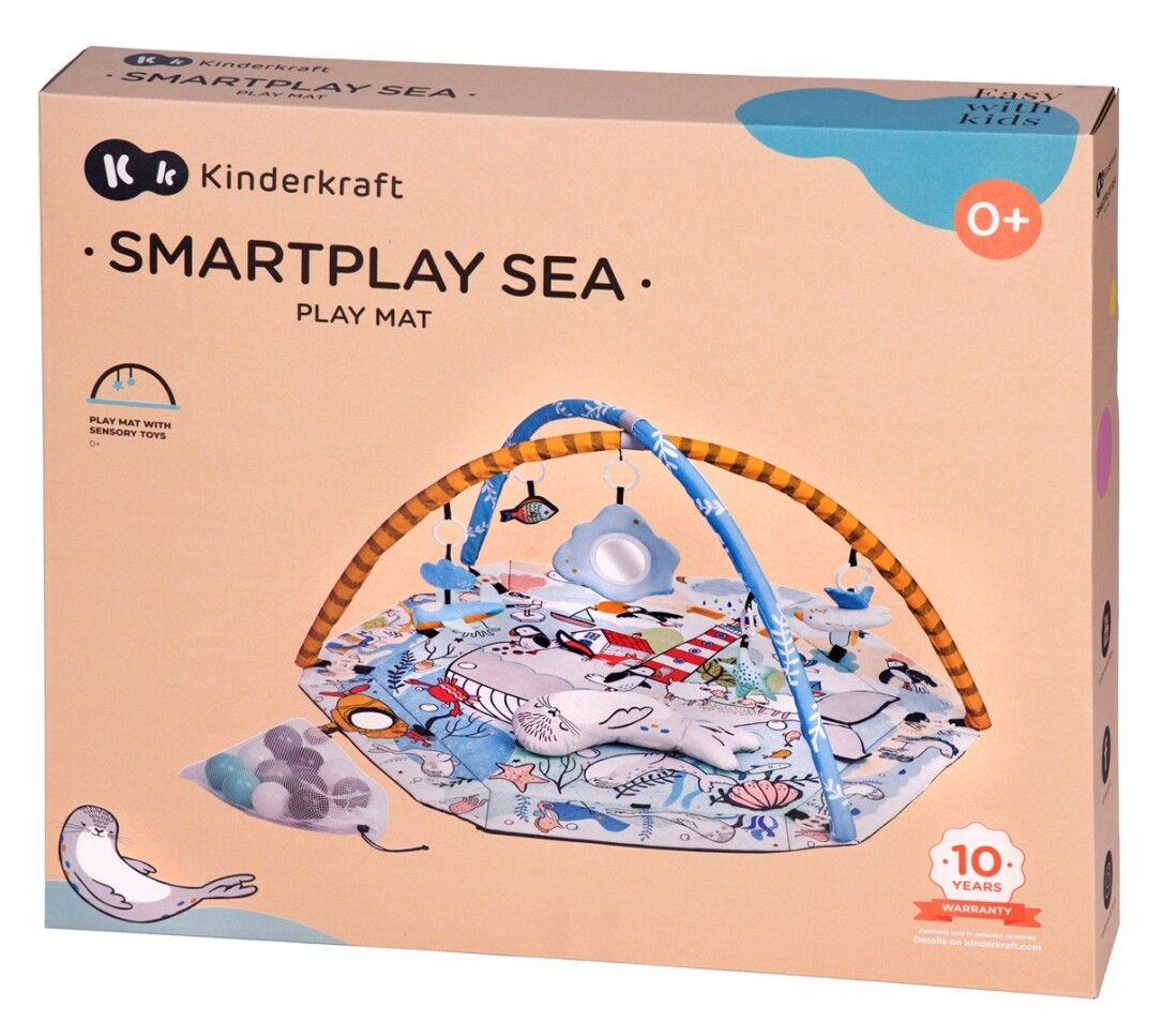 Verpackung der Spielmatte Smartplay Sea. Produktabbildung mit Spielbogen, Spielzeug und Bällebad. O+ Altersangabe.