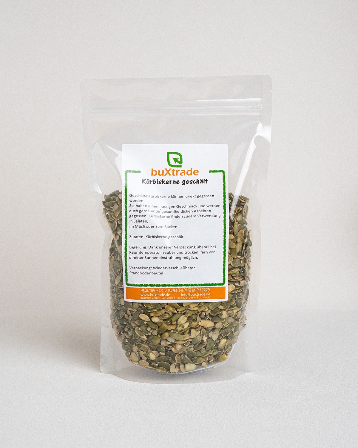 Transparente Verpackung mit Kürbiskernen. Aufkleber mit Produktinformationen und Logo 'buXtrade'.