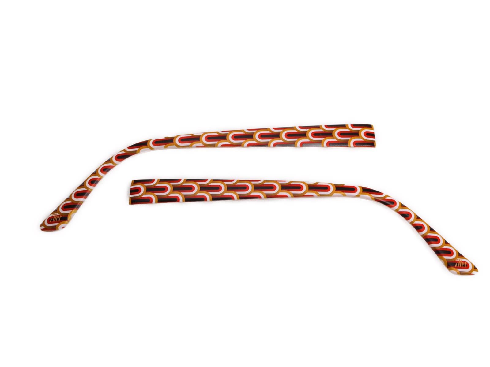 Zwei Brillenbügel mit braun-rotem Muster. Die Bügel sind gebogen und haben eine rechteckige Form. Auf weißem Hintergrund.