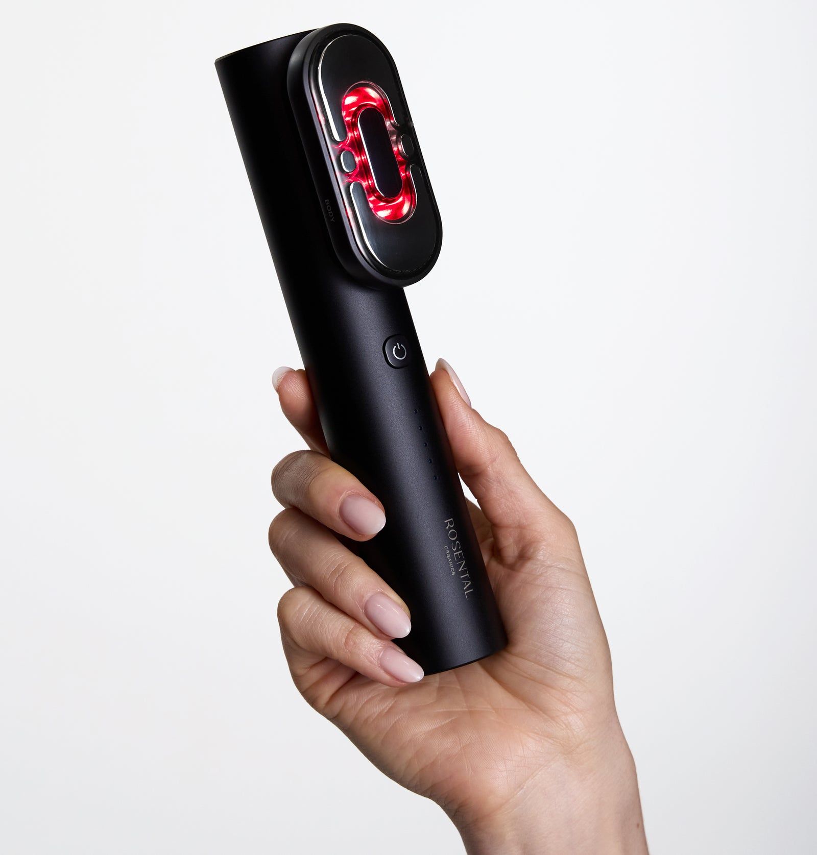 Schwarzes BeautyDock+ in einer Hand. Gerät mit LED-Lichtern. Auf dem Gerät steht Rosental.