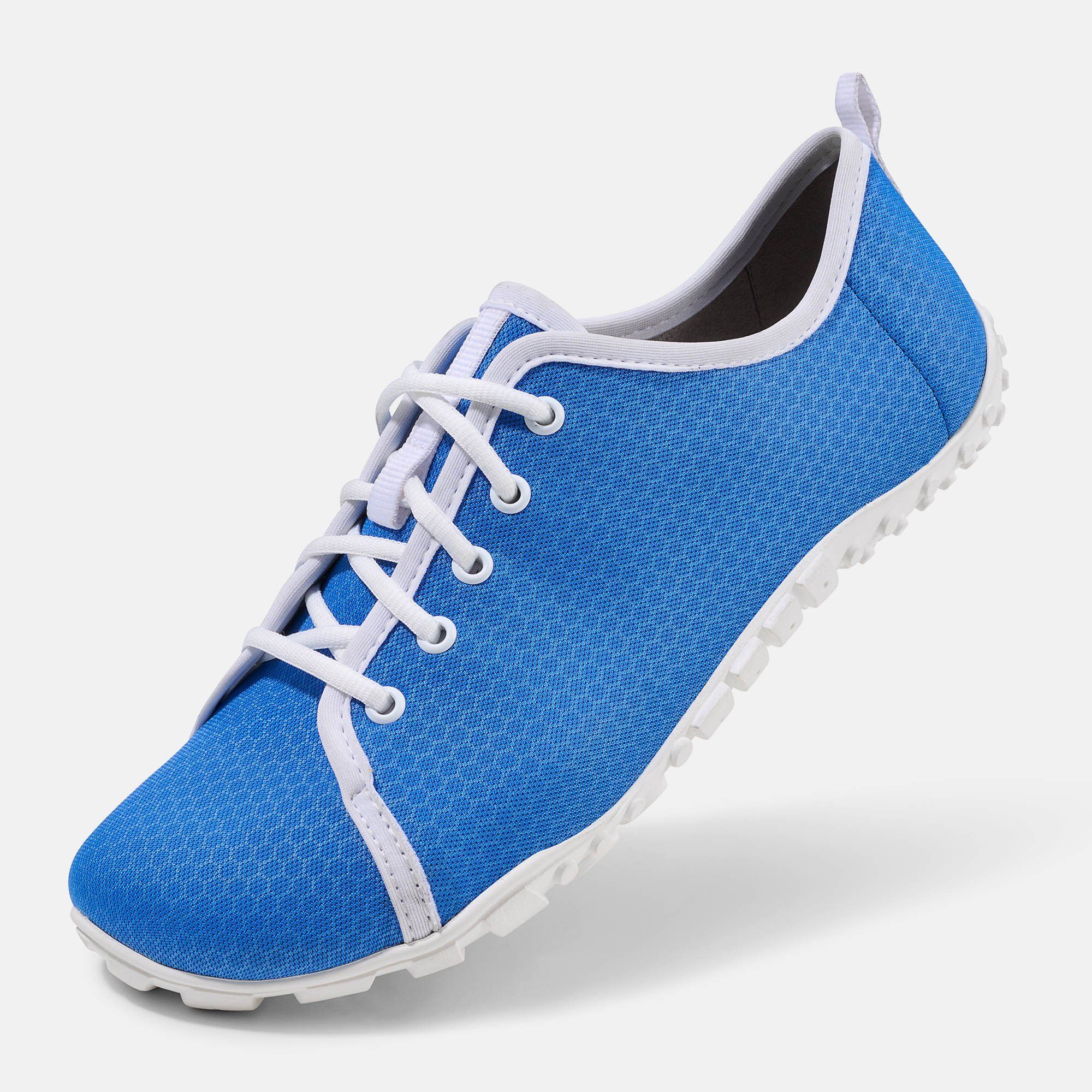 Blauer Herren-Schnürschuh mit weißer Schnürung und Sohle. Das Obermaterial hat ein wabenförmiges Muster. Der Schuh ist schräg abgebildet.