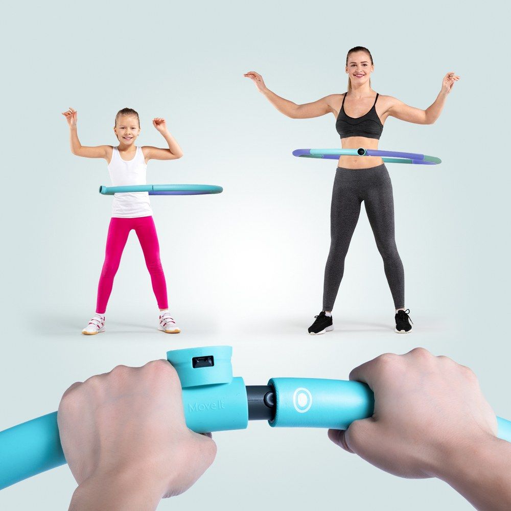 Mutter und Tochter mit Hula-Hoop-Reifen. Nahaufnahme der Hände, die den Reifen montieren.
