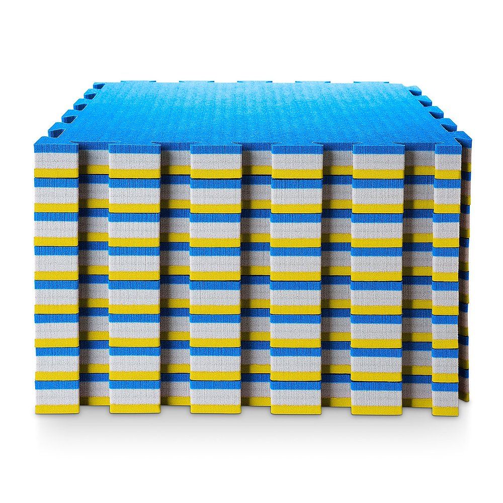 Gestapelte Spielmatten, blau und gelb. Seitenansicht. Gelbe, blaue und weiße Streifen.