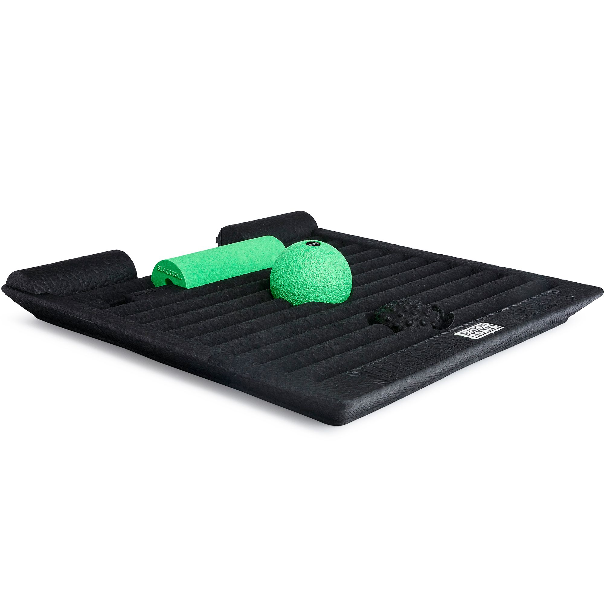 Schwarze, rechteckige Stehmatte mit grünen Rollen und Ball. Oberseite mit Rillen. Seitliche Erhöhungen.