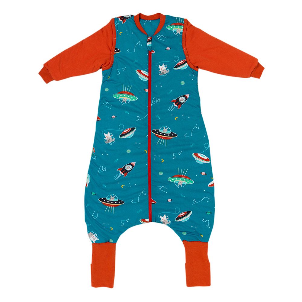 Blauer Ganzjahres-Kinderschlafsack mit Raumschiff-Muster, orangefarbenen Ärmeln und rotem Reißverschluss.