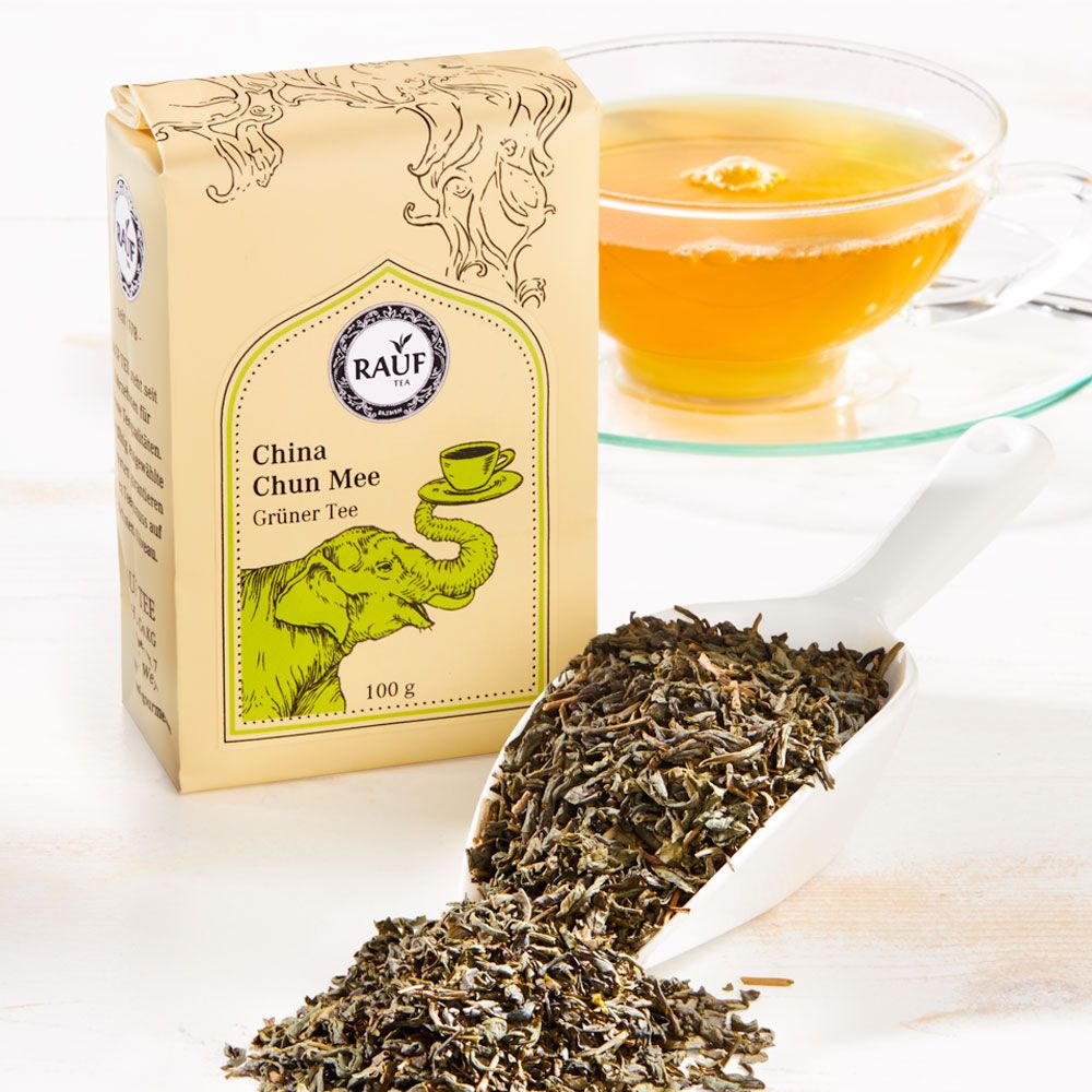 Verpackung mit Rauf Tee Grüner Tee China Chun Mee, 100g. Grüner Tee in Schaufel und Tasse.