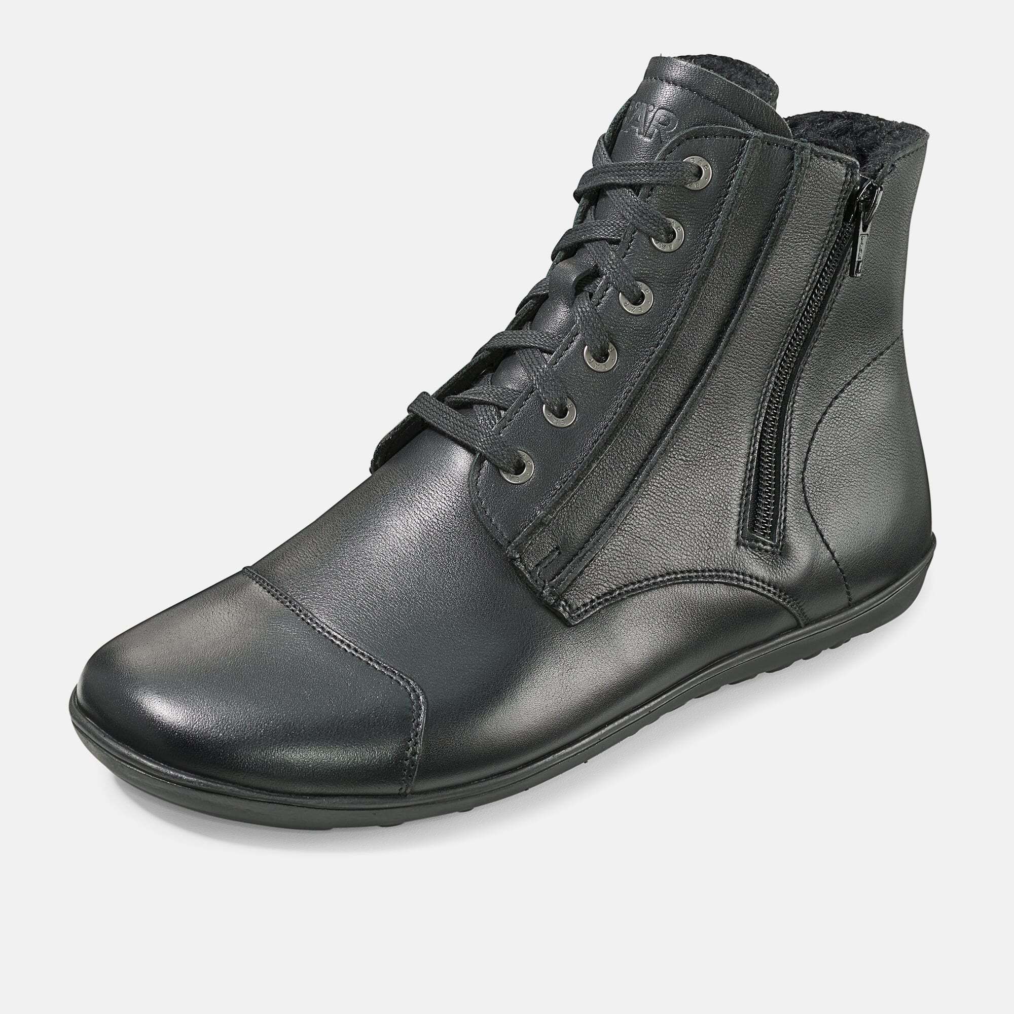 Schwarze Stiefelette mit Schnürung und Reißverschluss. Lederoptik, flache Sohle. Schuh von der Seite, leicht schräg.
