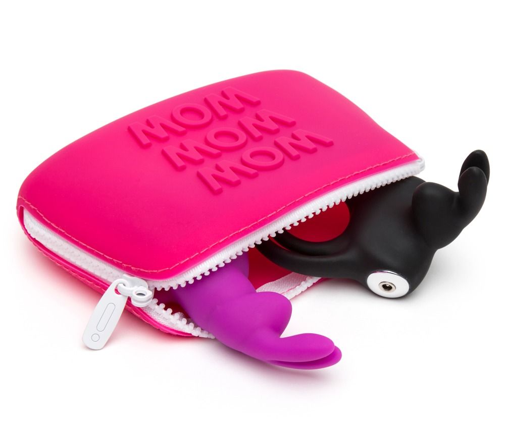 Eine pinke Tasche mit der Prägung "MOM MOM MOM". Darin befinden sich ein violetter und ein schwarzer Artikel.