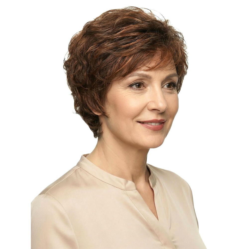 Kurzhaarperücke in Braun-Rot-Tönen. Die Frisur ist gewellt und leicht gestuft. Die Frau trägt ein helles Oberteil.