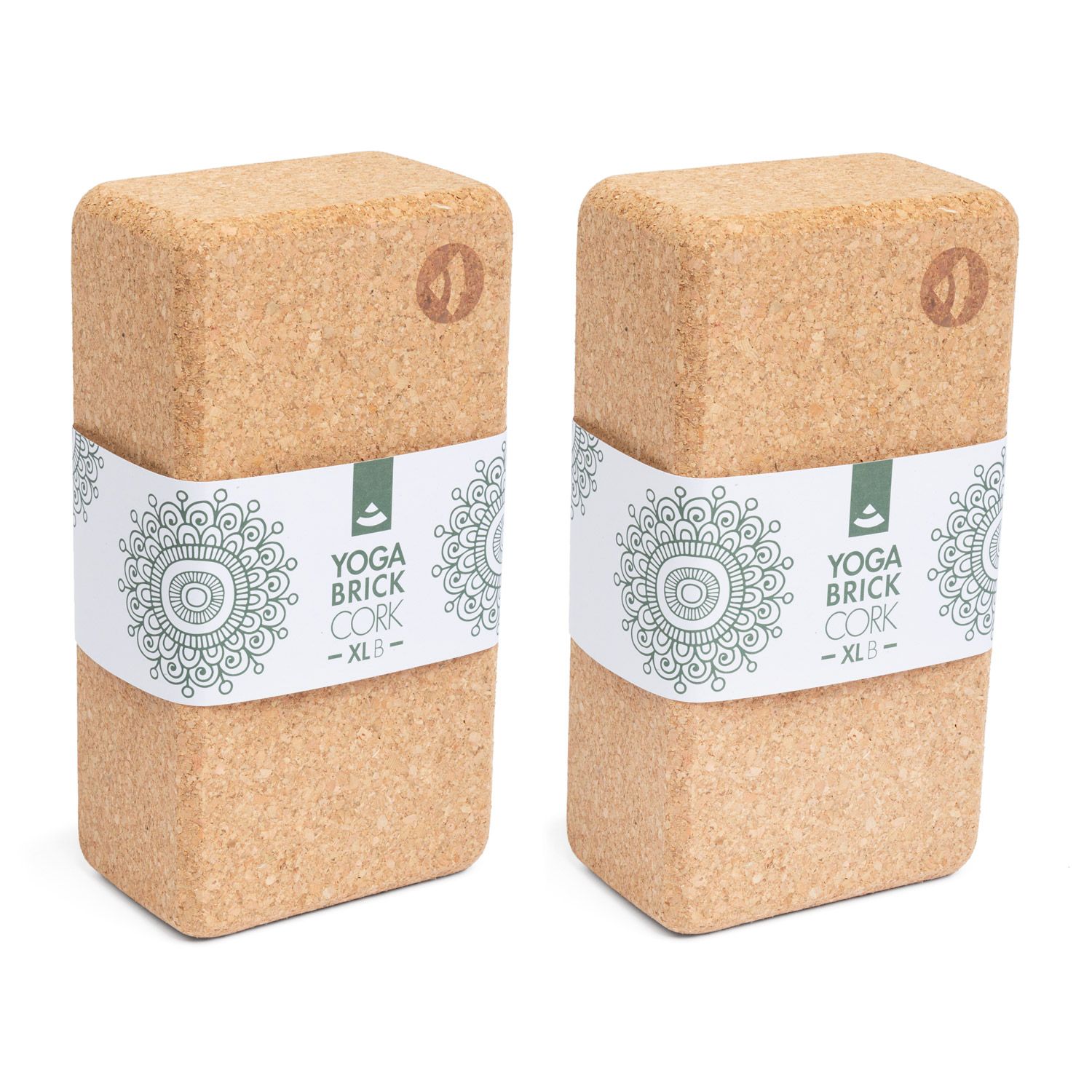 Zwei rechteckige Yoga-Blöcke aus Kork mit Band. Auf dem Band steht "YOGA BRICK CORK - XL8 -".