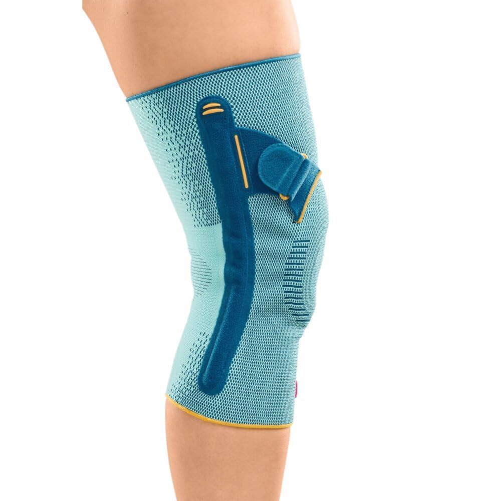 Knieorthese Medi Genumedi® PT, blau-türkis. Mit seitlichen Schienen und gelben Akzenten. Am Bein getragen.