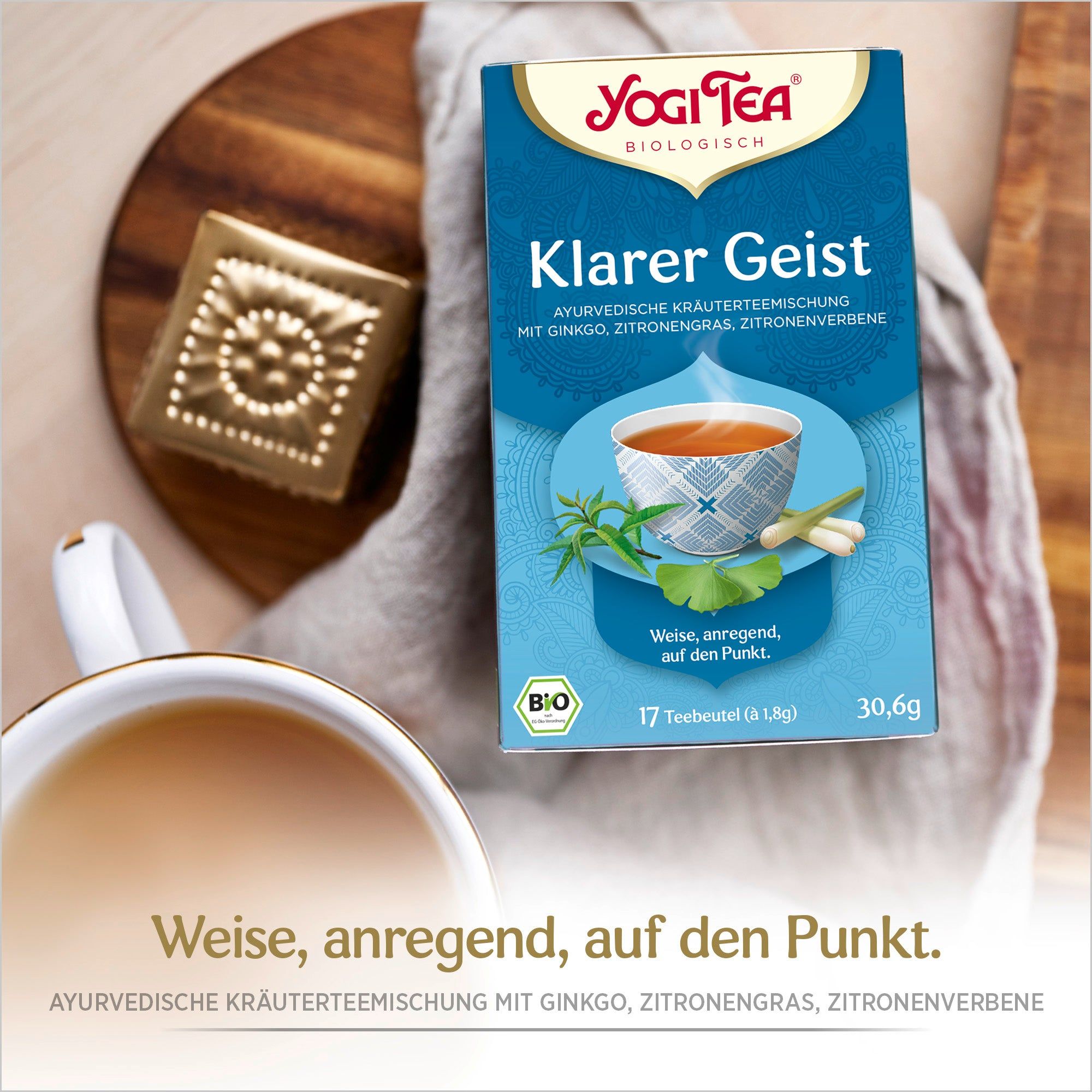 Yogi Tea - Klarer Geist Packung. Blaue Verpackung mit Logo und Produktbezeichnung. Bio-Siegel. Auf Tisch mit Tasse.