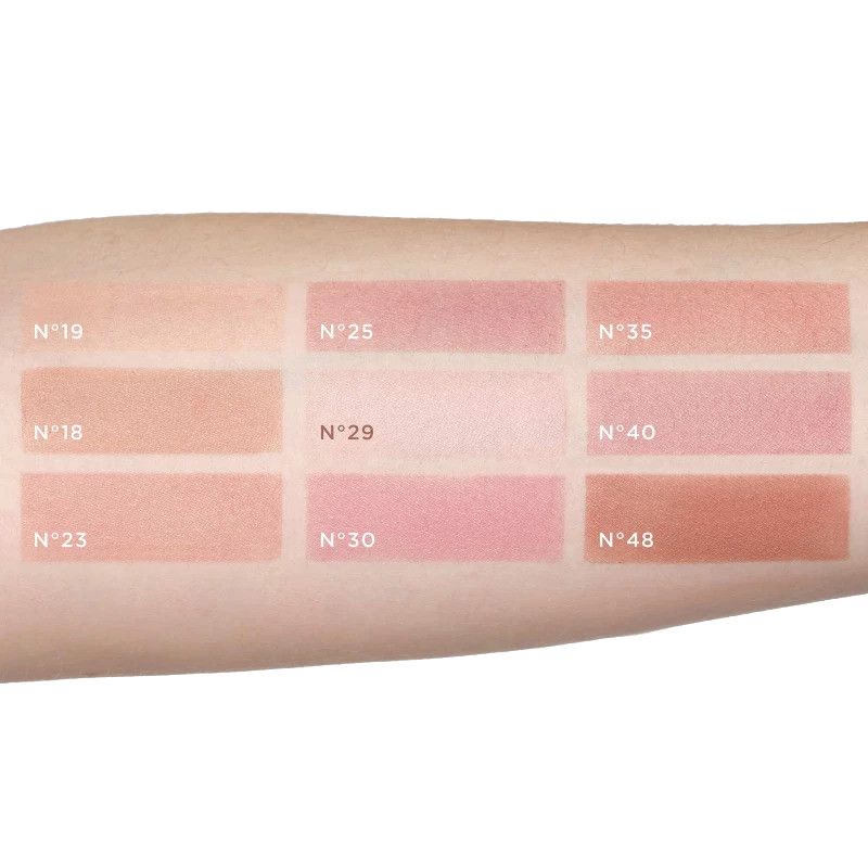 Hauttöne: Mehrere Swatches von flüssigem Make-up auf einem Arm, nummeriert von 19 bis 48.