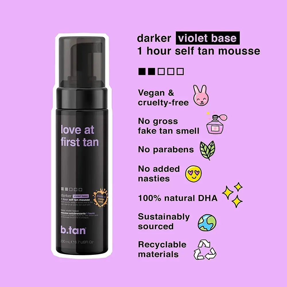 Selbstbräunungsmousse in schwarzer Flasche. Text: Love at first tan, darker violet base, 1 hour self tan mousse. Vegan & cruelty-free.