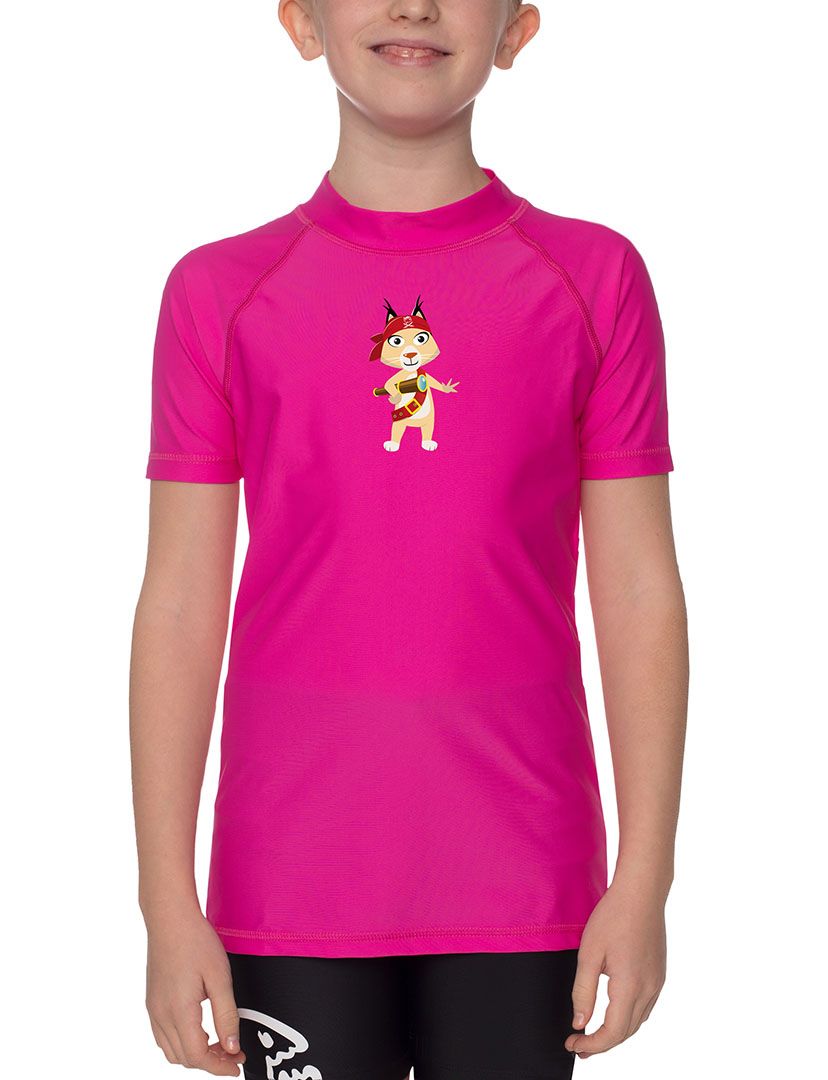 Kind trägt pinkes iQ-UV Sonnenschutz Shirt Kids Eva mit Rundhalsausschnitt und Kurzarm. Cartoon-Aufdruck.