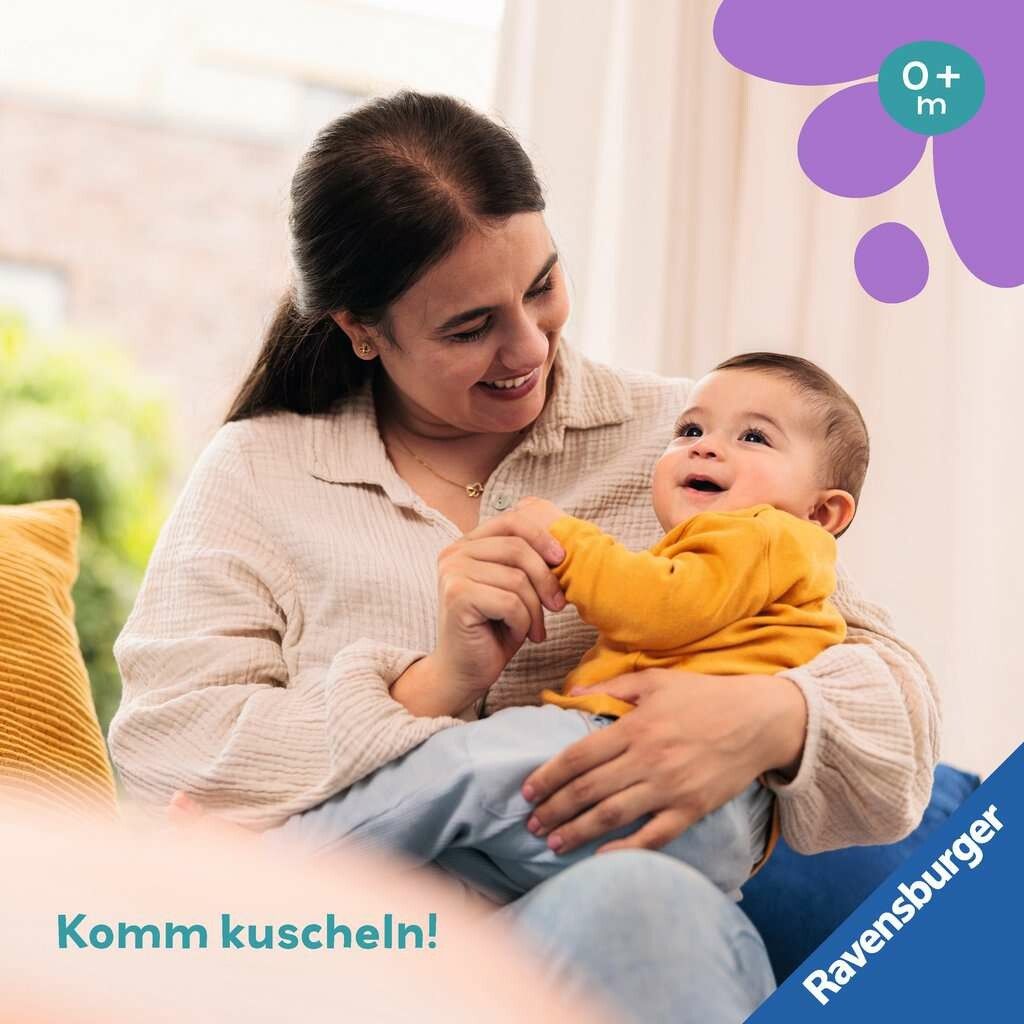 Frau hält Baby. Baby lächelt. Text: Komm kuscheln! Ravensburger Logo.
