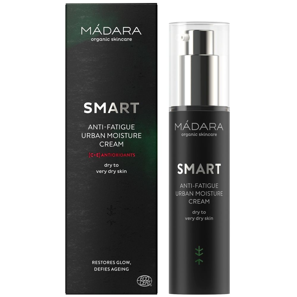 Schwarze Flasche und Schachtel mit Produkttext. Aufschrift: SMART Anti-Fatigue Urban Moisture Cream. Marke: MÁDARA organic skincare.