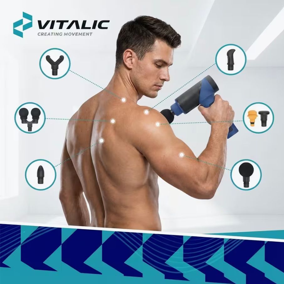 Massagepistole mit Zubehör. Mann demonstriert Anwendung. VITALIC Logo oben links. Verschiedene Aufsätze um den Mann herum.