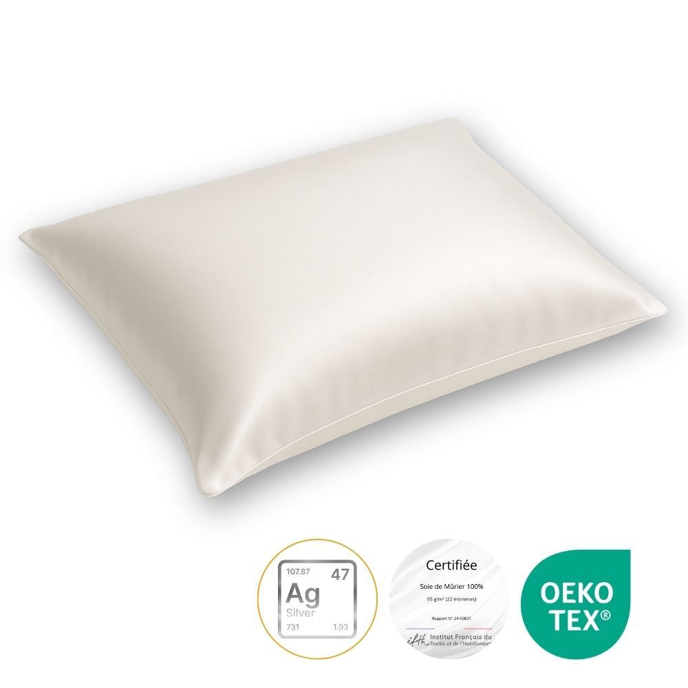 Weißes Kissen. Zertifizierungen: Oeko-Tex, Silber-Symbol, Zertifikat.