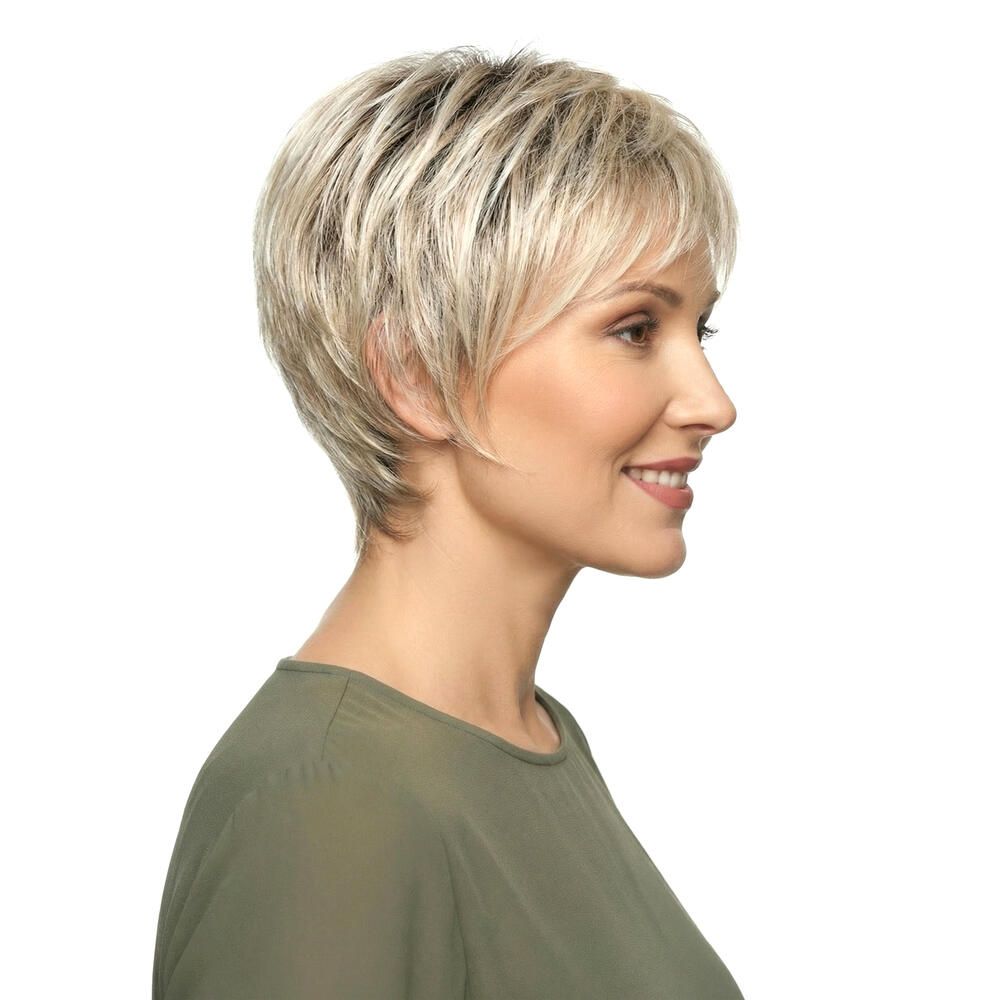 Kurzhaarperücke mit blonden Strähnen. Die Frau trägt ein grünes Oberteil. Seitenansicht.