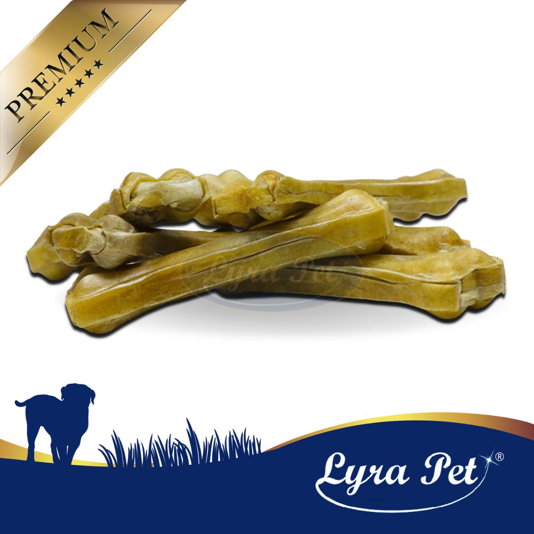 Lyra Pet Kauknochen. Mehrere grünliche Knochen liegen auf weißem Hintergrund. Logo: Lyra Pet.