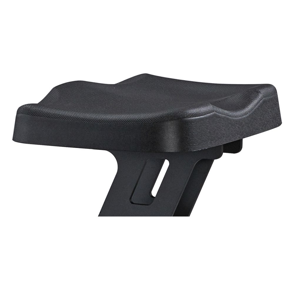 Schwarzer, ergonomisch geformter Sitz eines Rudergeräts.