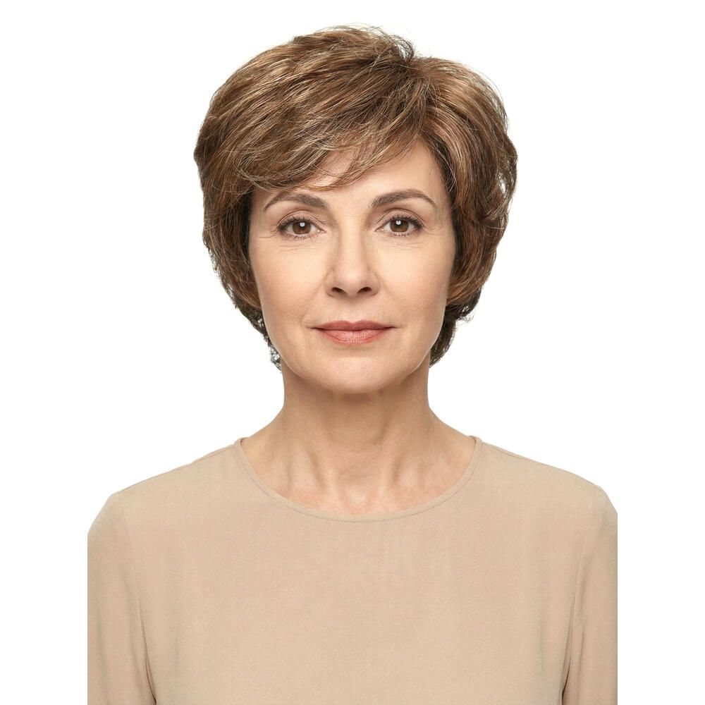 Kurzhaarperücke, braun-blond, Frontansicht einer Frau. Natürlicher Look, leicht gestuft.