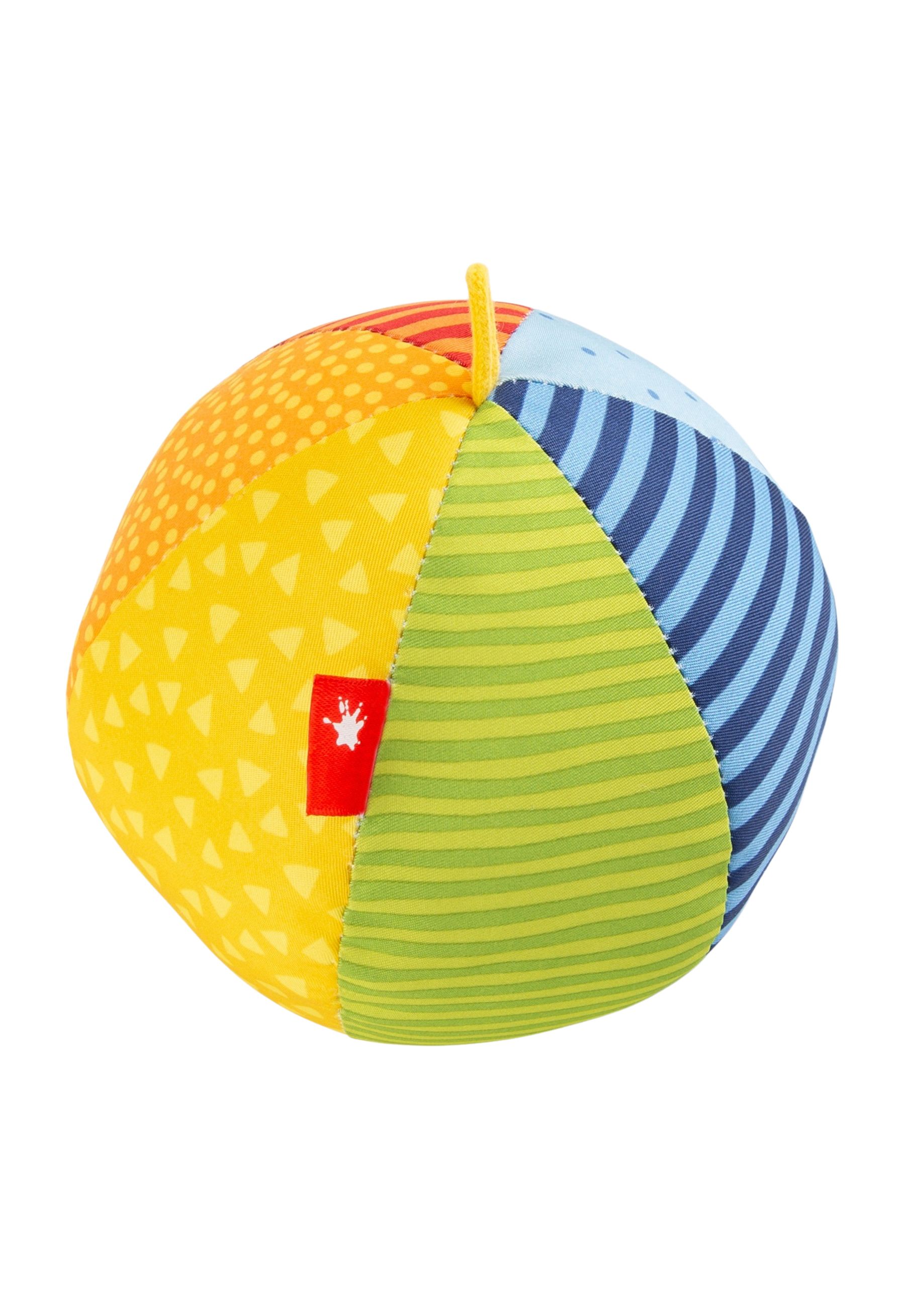 Bunter Stoffball mit verschiedenen Mustern und einem gelben Aufhänger. Rotes Etikett mit Logo.