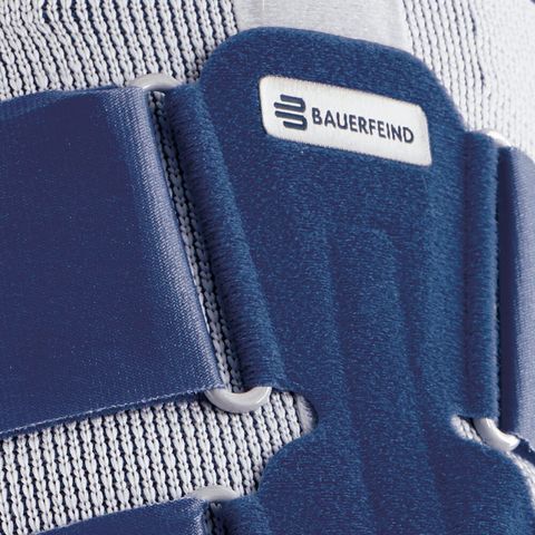Nahaufnahme der MyoTrain Oberschenkelbandage. Logo Bauerfeind auf blauem Klettverschluss.