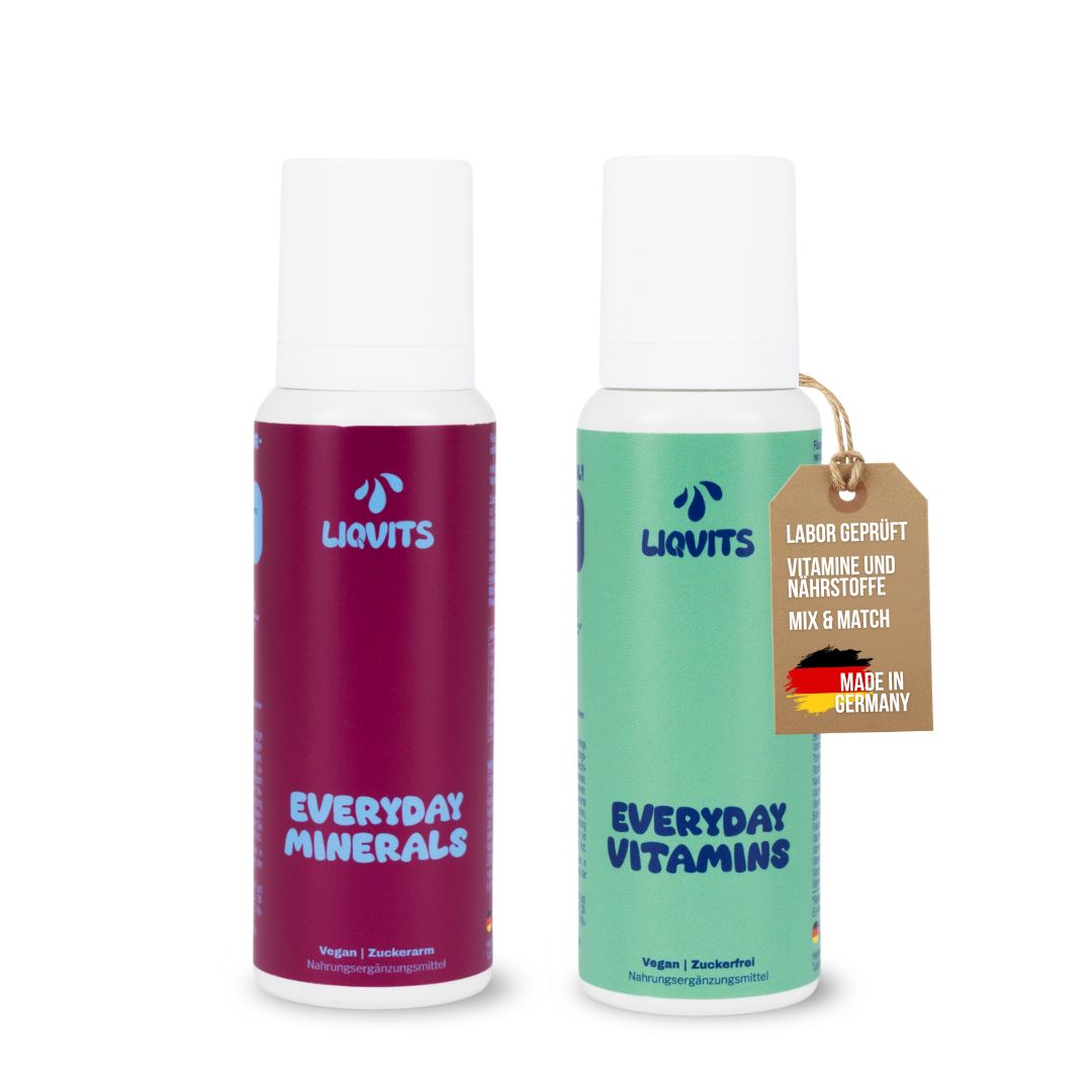 Zwei Flaschen mit weißem Deckel. Aufschrift: LIQVITs, Everyday Minerals und Everyday Vitamins. Label: Labor geprüft, Made in Germany.