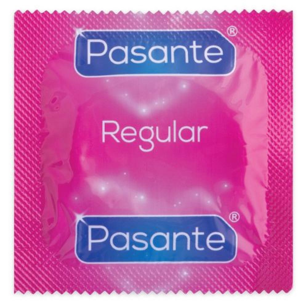 Einzelnes Kondom in rosa Verpackung. Marke: Pasante. Aufschrift: Regular. Blaues Logo.