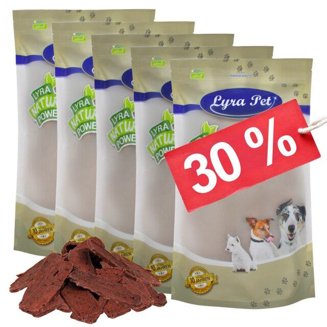 Mehrere Beutel Lyra Pet Rindfleischstreifen. Ein Beutel mit 30% Rabatt-Etikett. Auf dem Beutel sind Hunde abgebildet.