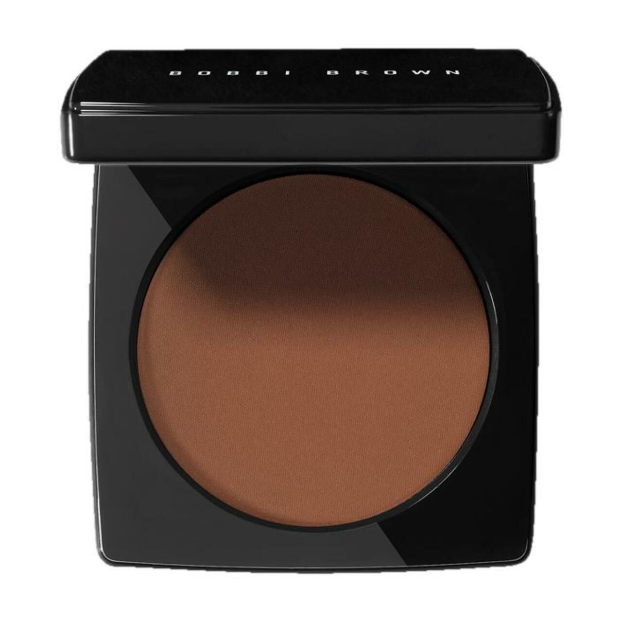 Bronzing Powder in schwarzer quadratischer Kompaktverpackung. Deckel mit BOBBI BROWN-Schriftzug. Braunes Puder im Inneren.