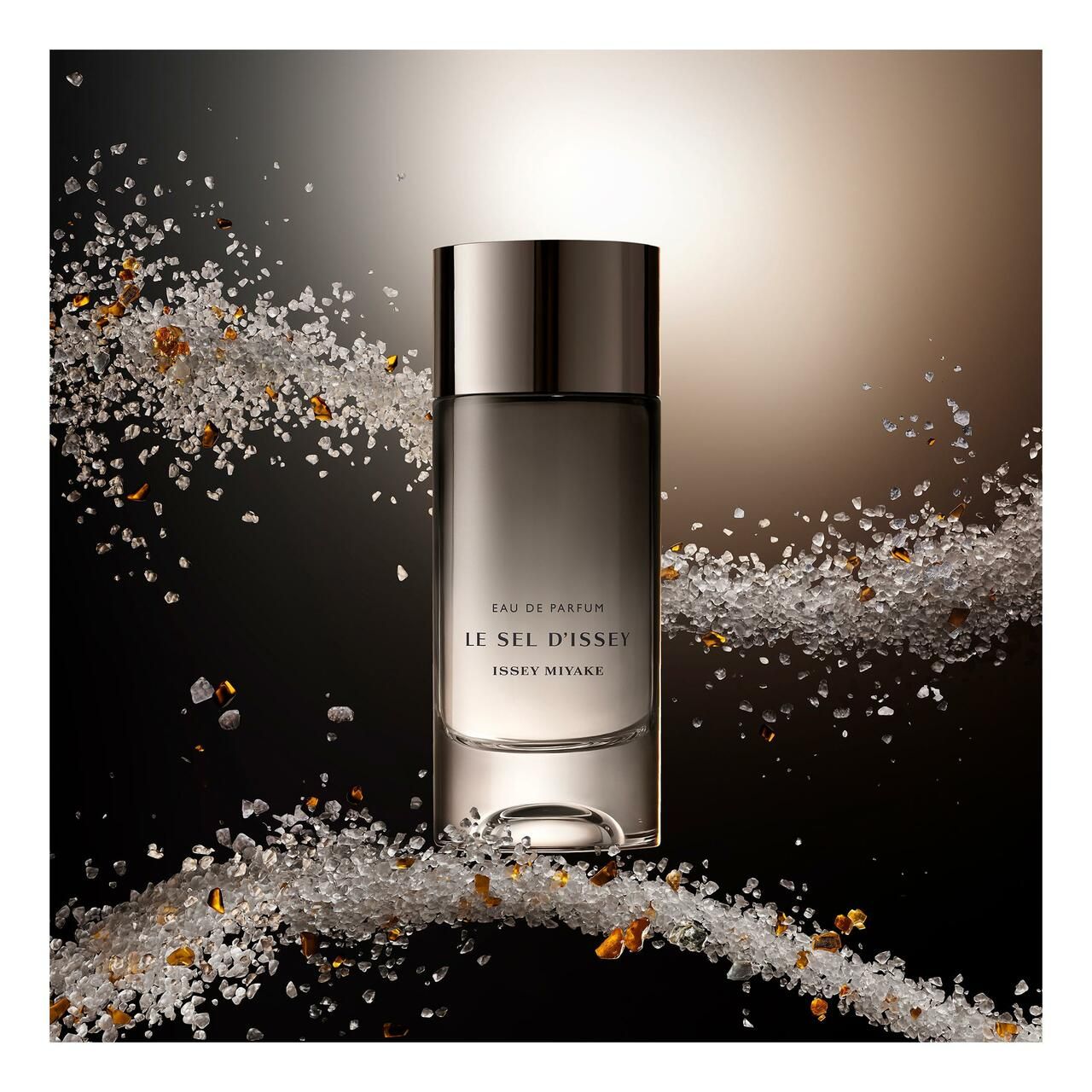 Glasflakon mit silbernem Deckel, umgeben von Salz. Aufschrift: Eau de Parfum, Le Sel d'Issey, Issey Miyake.