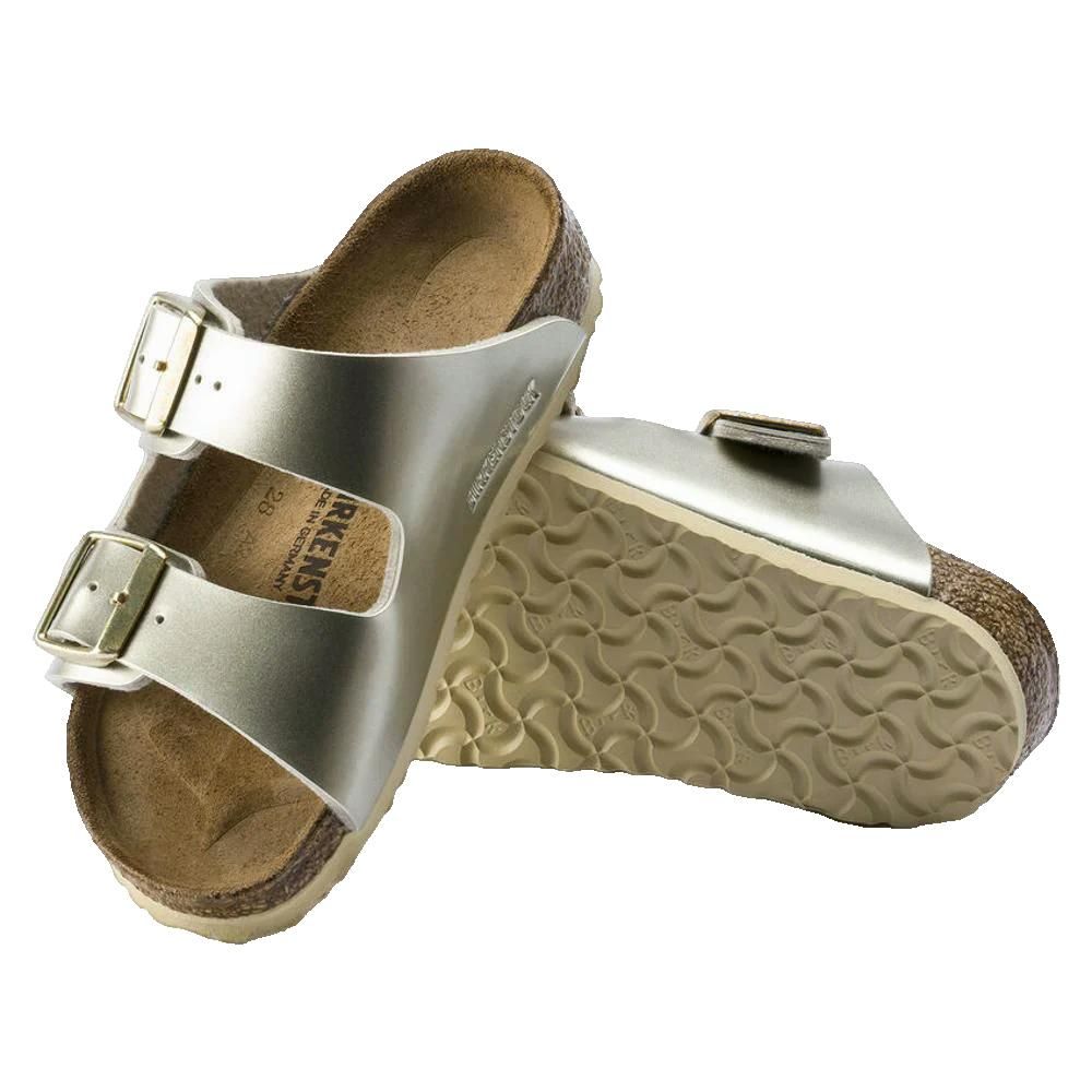 Due sandali argento con fibbie. Plantare in sughero, fibbie dorate, logo Birkenstock.