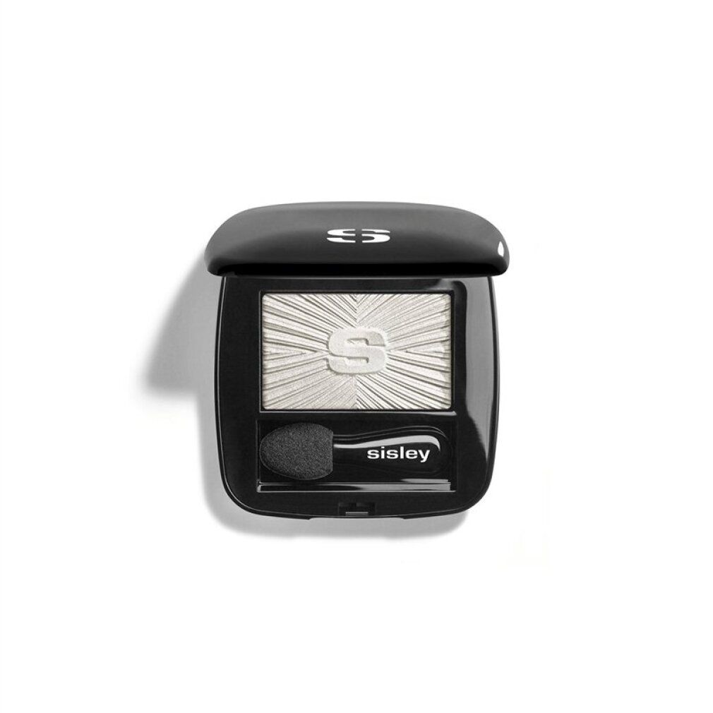 Geschlossene schwarze Sisley Lidschatten-Kompaktpuder mit silbernem Logo. Offene Dose mit silbernem Lidschatten und Applikator.