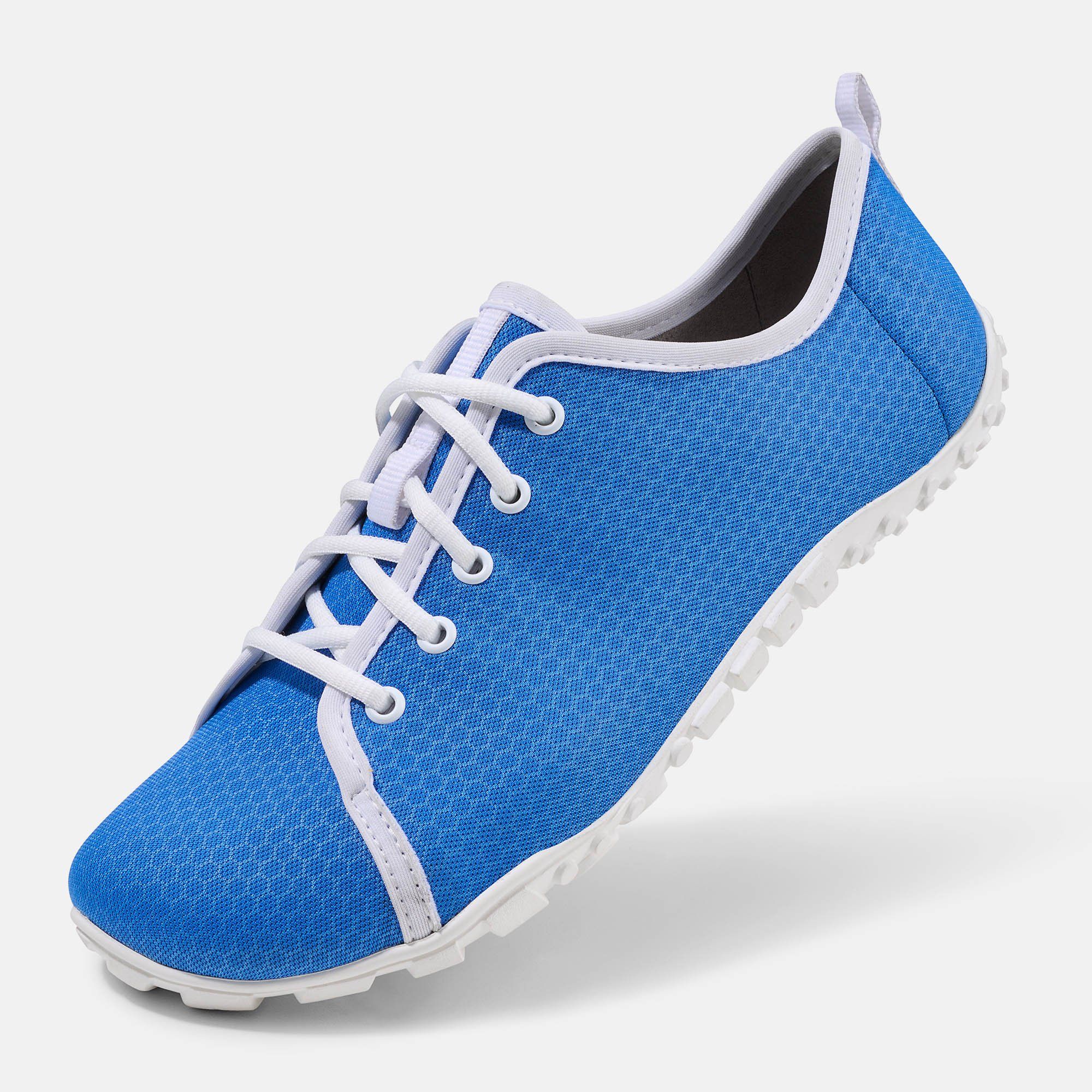 Blauer Schnürschuh mit weißer Sohle und Schnürsenkeln. Das Obermaterial hat ein wabenförmiges Muster. Der Schuh ist leicht schräg gestellt.