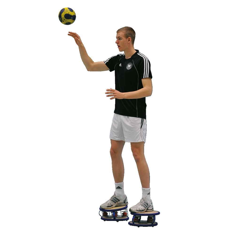 Person steht auf zwei Pedalo® Federbrett 32. Der Mann wirft einen Ball in die Luft. Die Bretter sind rund, mit Federn.