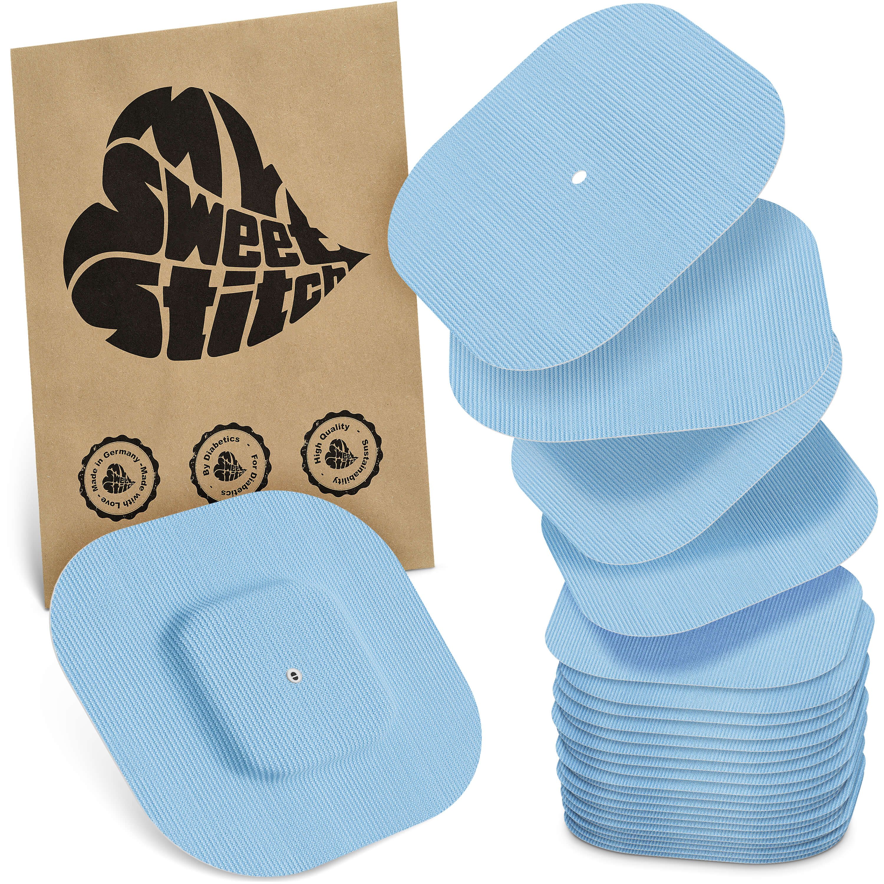 Hellblaue, quadratische Pflaster mit abgerundeten Ecken. Verpackung mit Logo MySweetStitch. Mehrere Pflaster gestapelt.