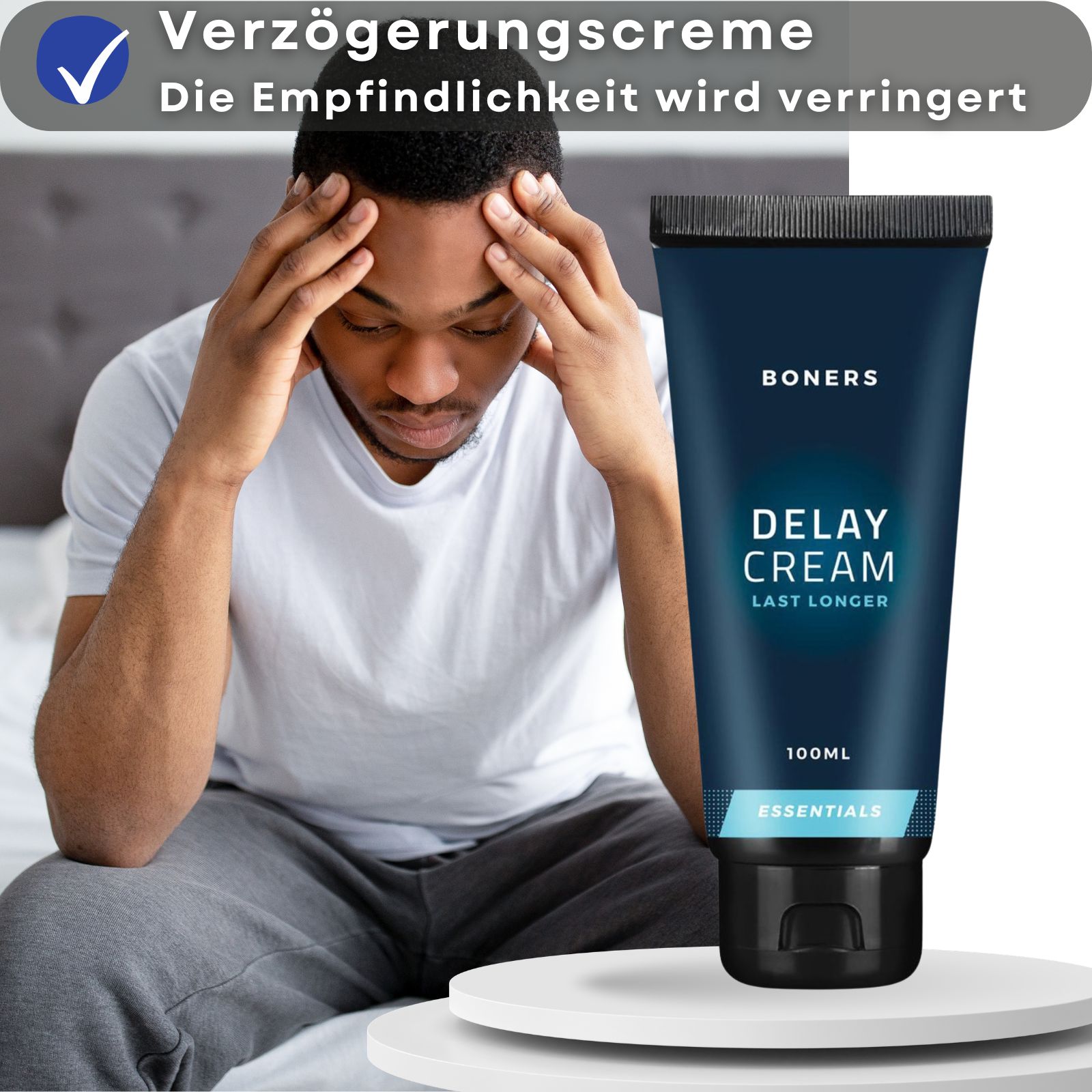 Dunkelblaue Tube mit schwarzem Deckel. Text: BONERS, Delay Cream, 100ml. Text auf blauem Hintergrund. Mann mit Kopfschmerzen.